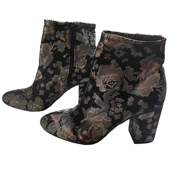 Reaction Kenneth Cole Booties - Picture 2 of 7